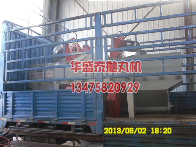 Q698辊道式抛丸机室体装入货车内