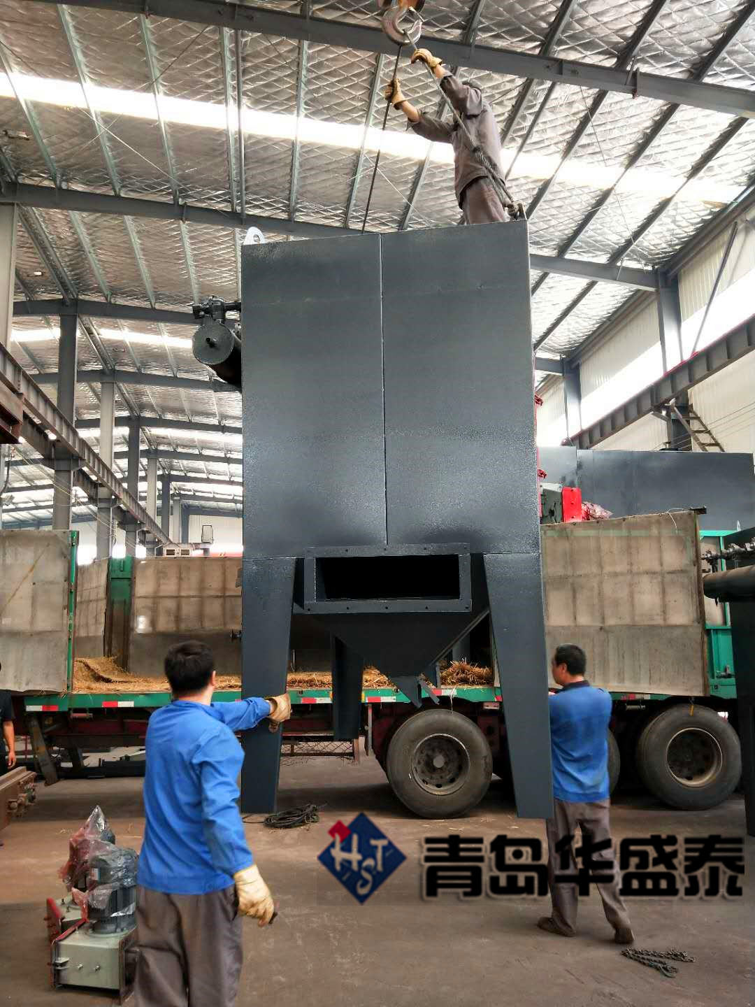 发往陕西榆林6910轨道通过式抛丸机发货现场